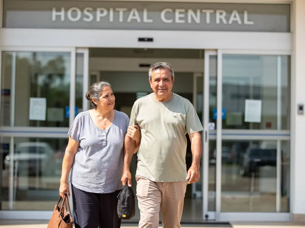 Paciente saindo do hospital após a cirurgia.