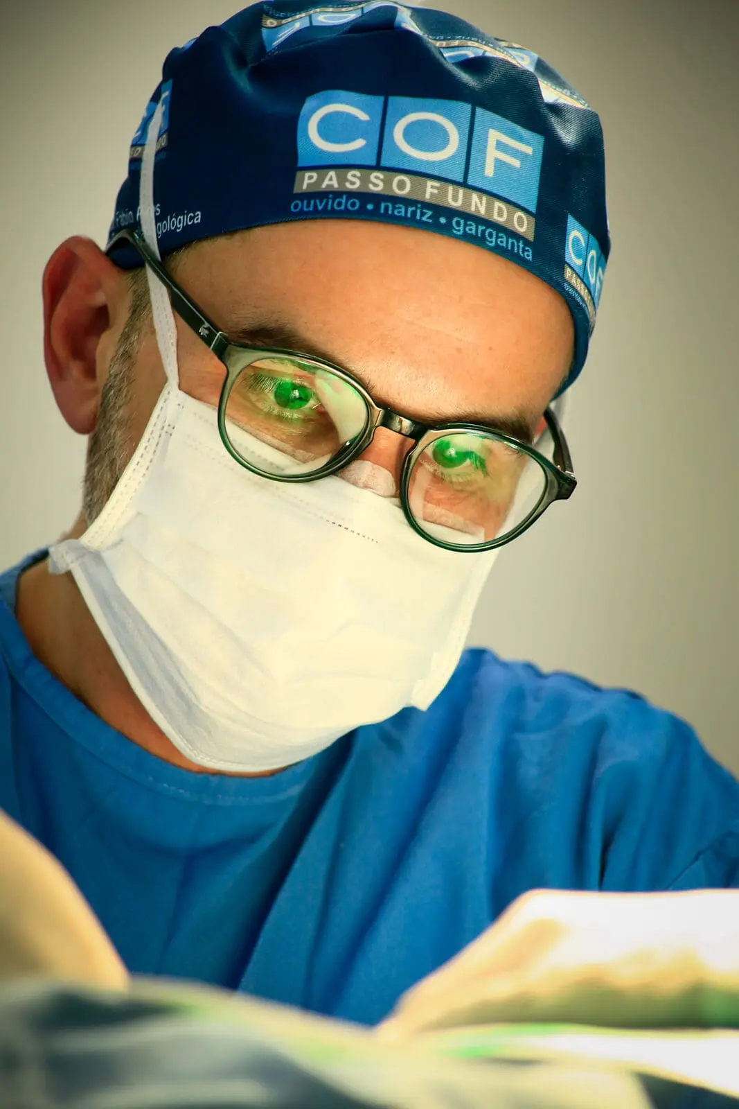 Dr. Fábio Pires no microscópio durante uma cirurgia de ouvido.